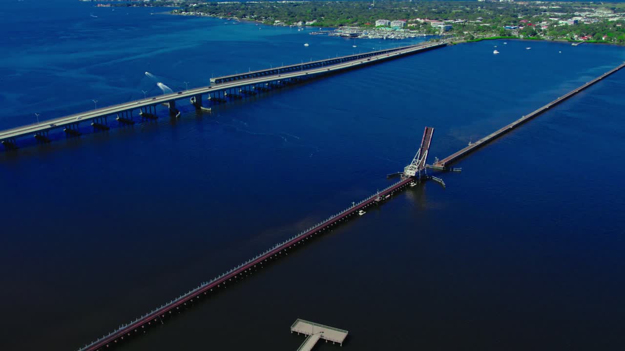 csx 기차 다리 위의  ⁇ 빛 날 동안의 항공, 바스쿨 다리 개방, 브래든턴 플로리다