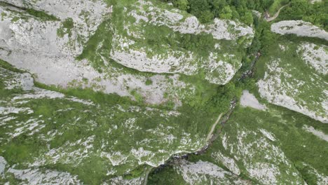 ascenso de drones que revela un valle rocoso en asturias, norte de españa