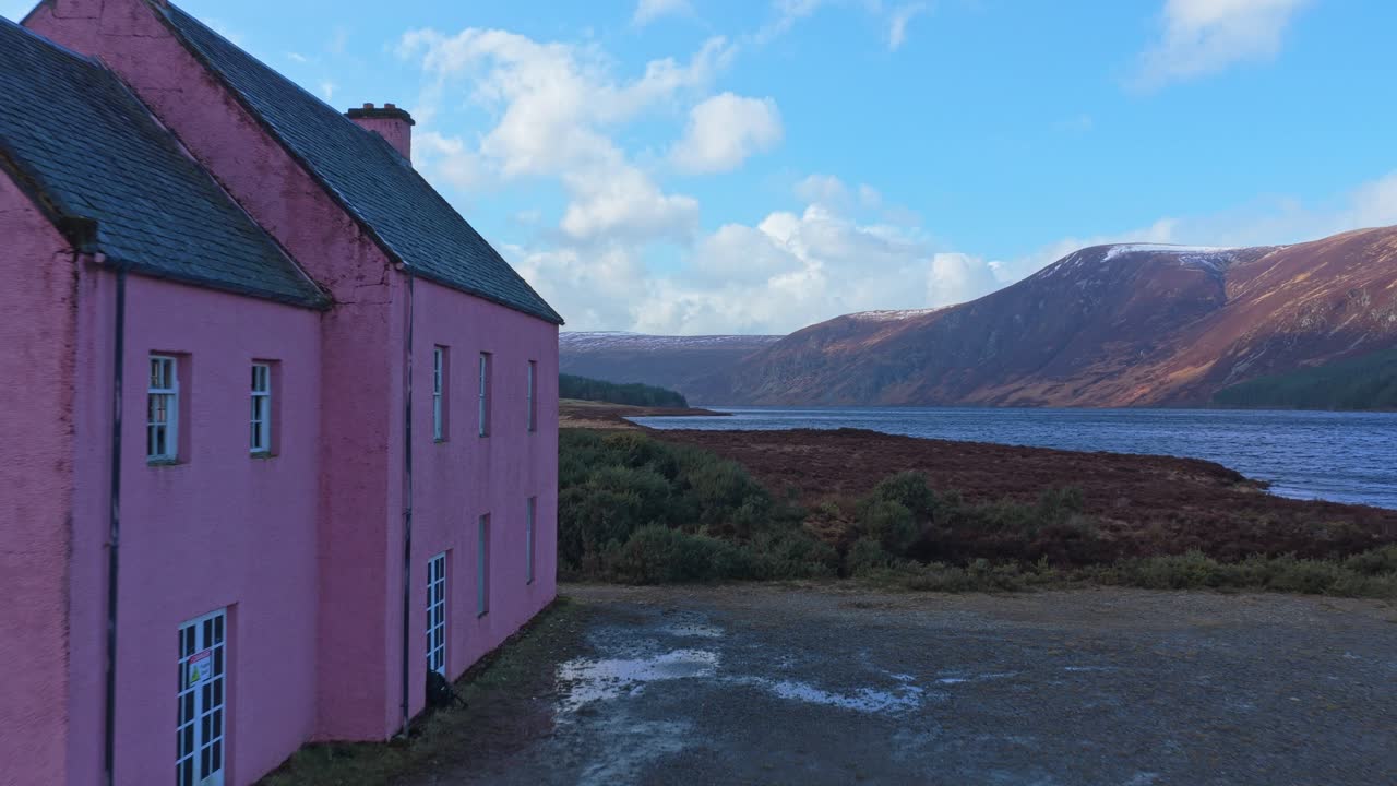 Casa rosa sulla riva del Loch Glass nelle Highlands scozzesi