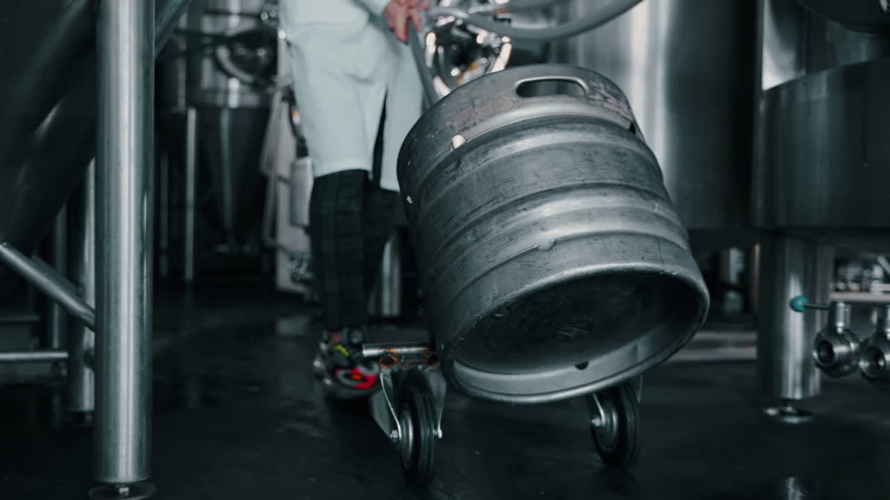 trabajador de una cervecería moviendo un barril