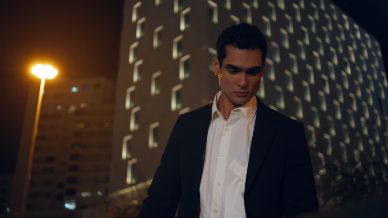 un hombre de negocios serio tomando una maleta en el maletero de un coche. un hombre de viaje de negocios.