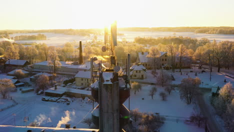 Antenas-De-Comunicación-En-La-Fría-Mañana-De-Invierno-Transmitiendo-Internet-Para-Aldea-Rural-En-Ucrania