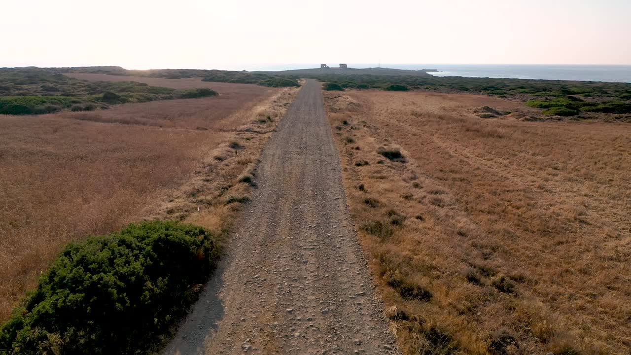 el camino al cabo de kormacit en el oeste del norte de chipre, imágenes de drones