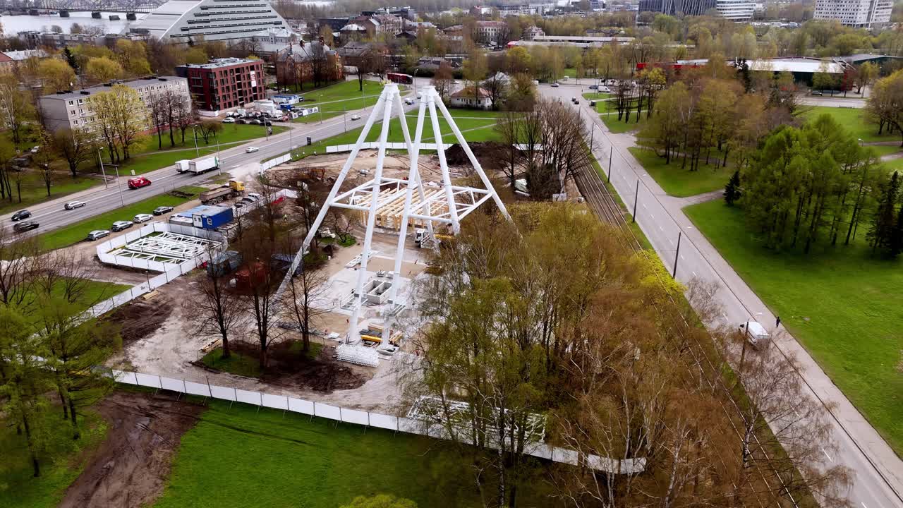construcción de soporte de la rueda de ferris en el parque de atracciones en riga, letonia