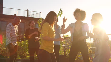 Amigos-Adultos-Jóvenes-Divirtiéndose-Bailando-En-Una-Fiesta-En-La-Azotea