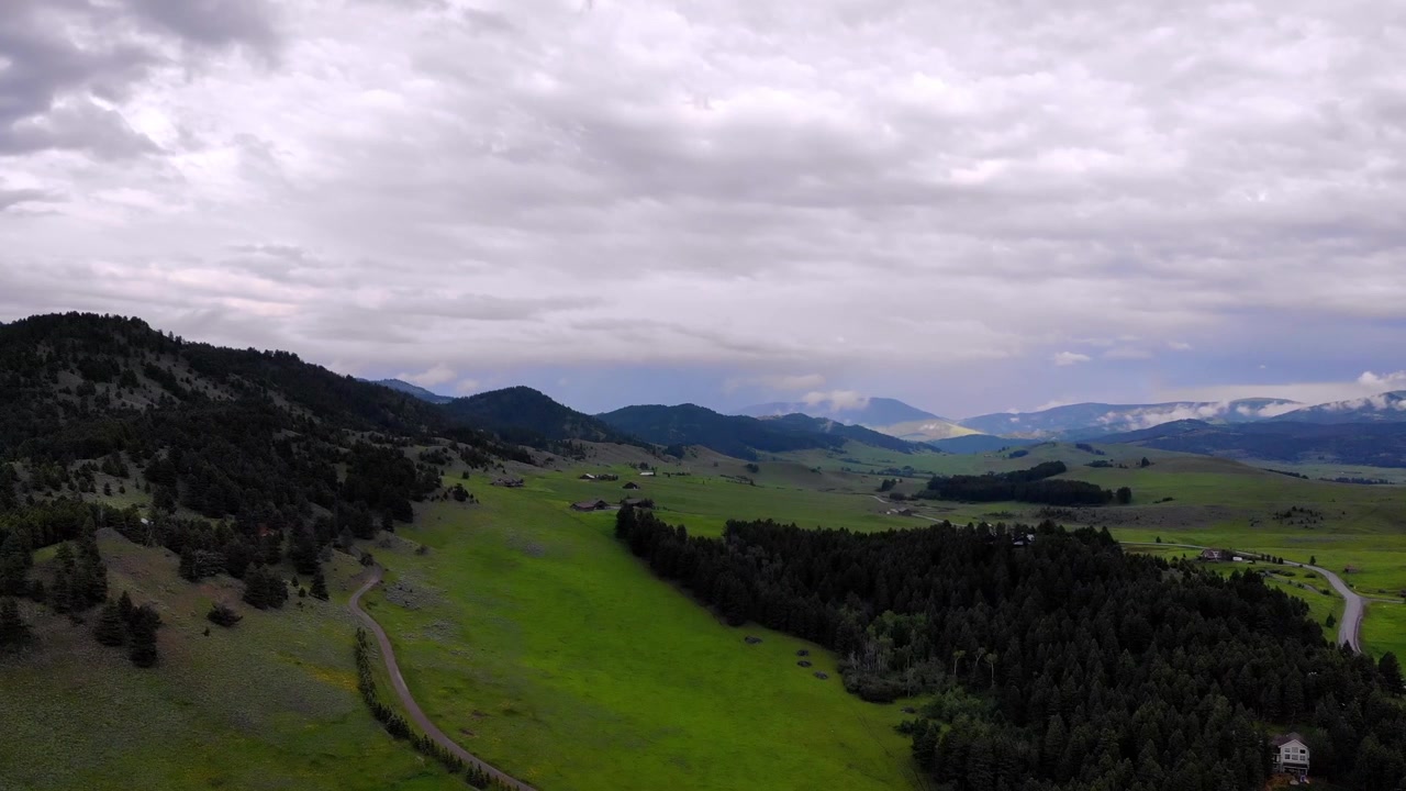 Pilotare un drone in campagna.