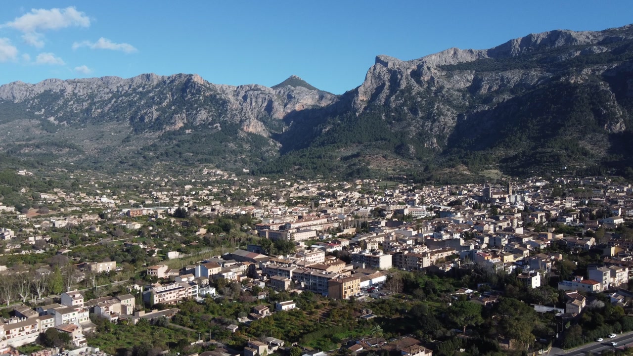 Aerial overview of Sóller, with the Tramuntana mountain range in the background. Mallorca, Spain.