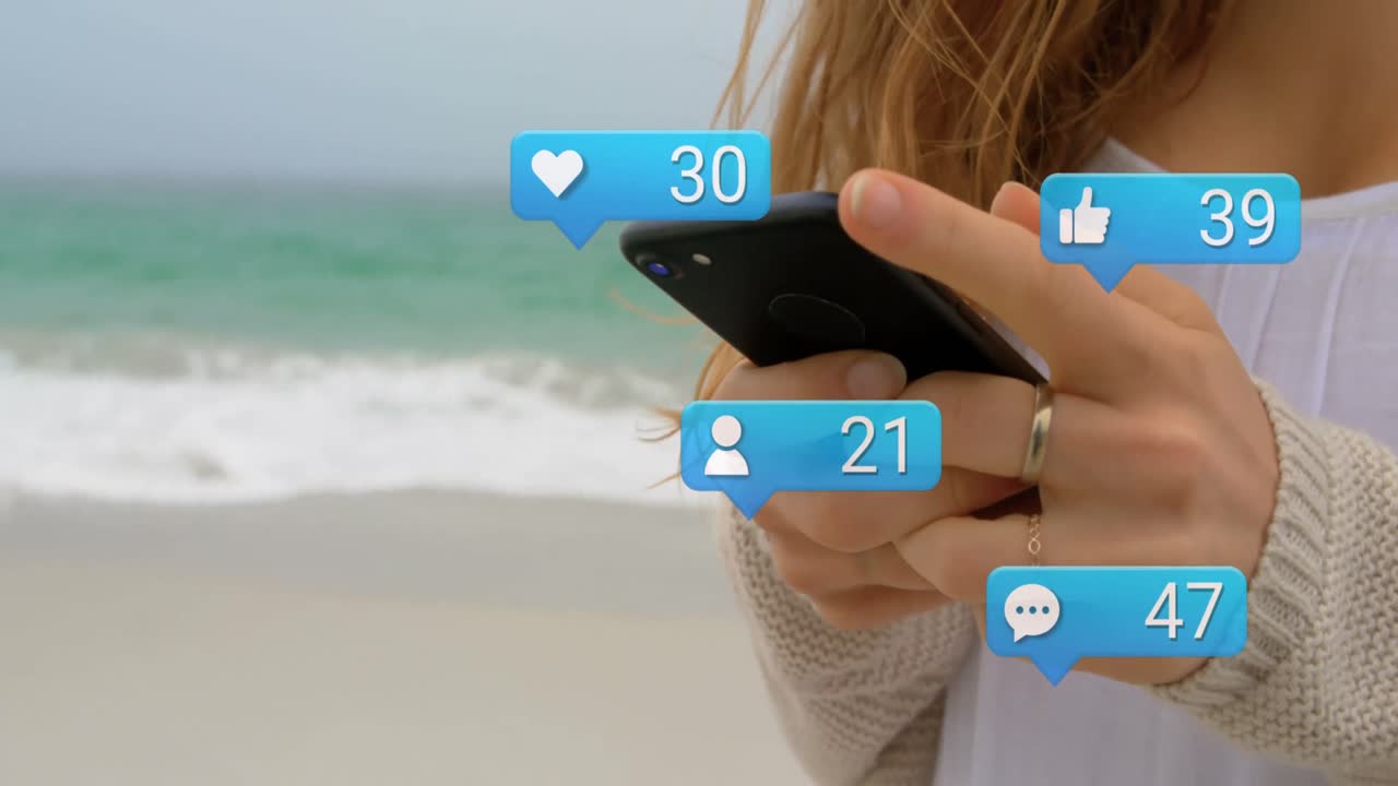 animación de las reacciones de las redes sociales sobre las manos de una mujer caucásica que usa un teléfono inteligente