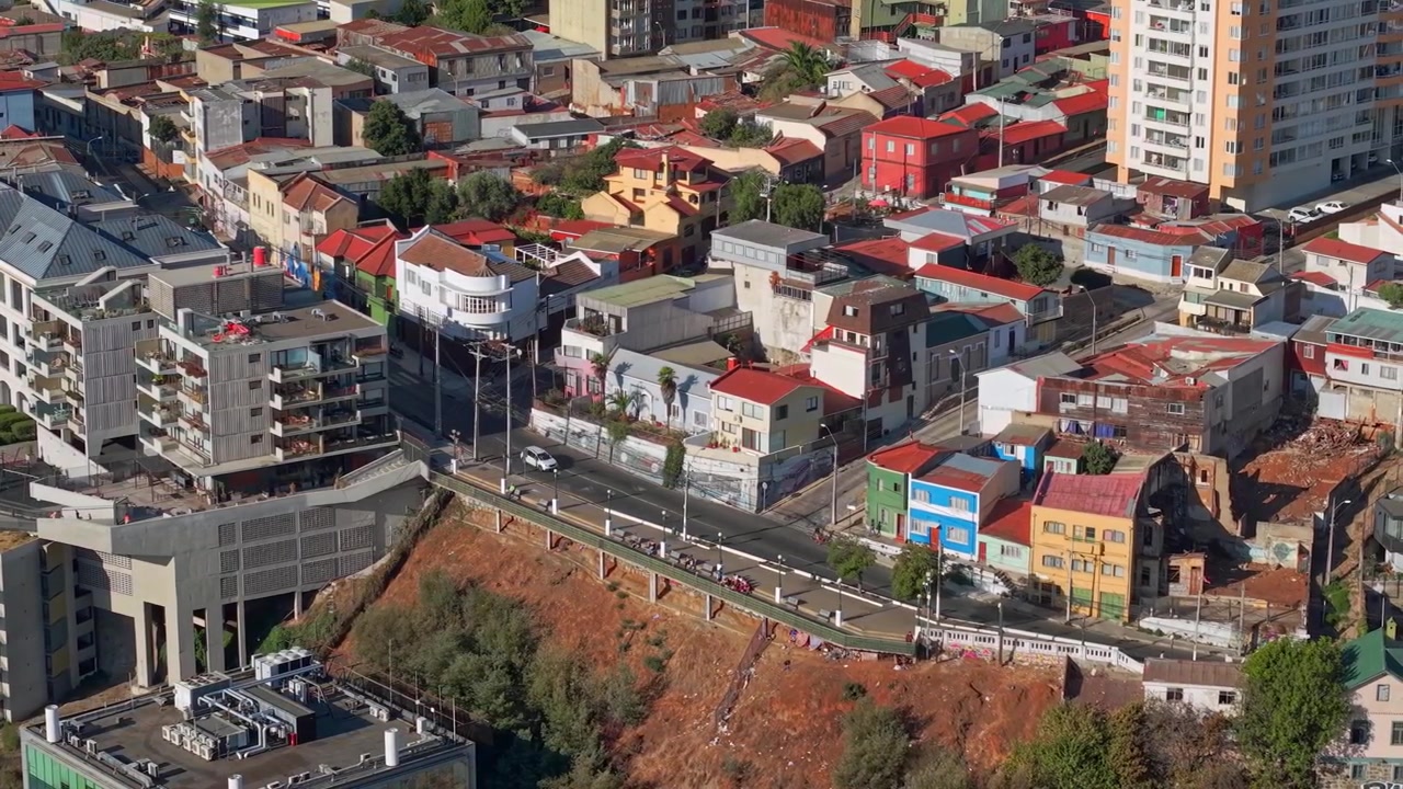 Ilmakuva, joka esittelee Baronin näköalapaikkaa Baron-kukkulalla Valparaísossa, Chilessä, aurinkoisena päivänä.