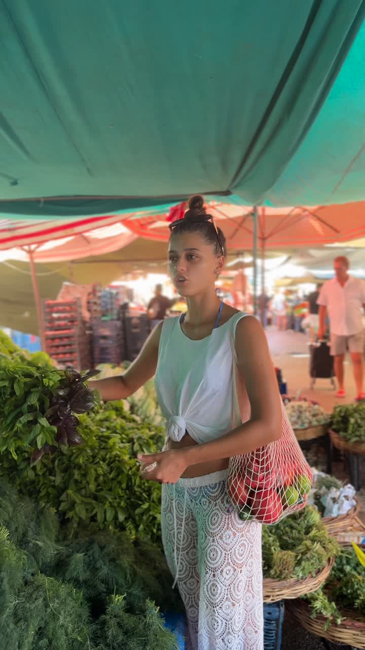 mujer comprando verduras en un mercado