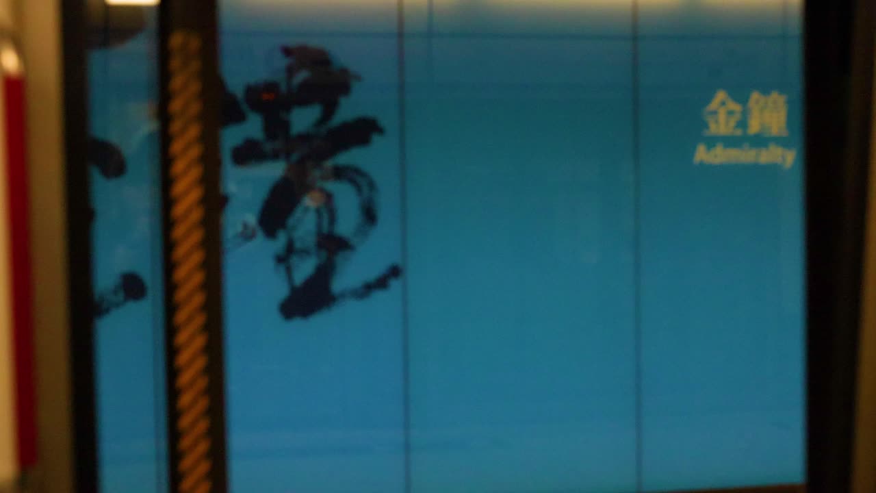 아드미랄티 역에서 열차 문이 닫히고 있습니다.