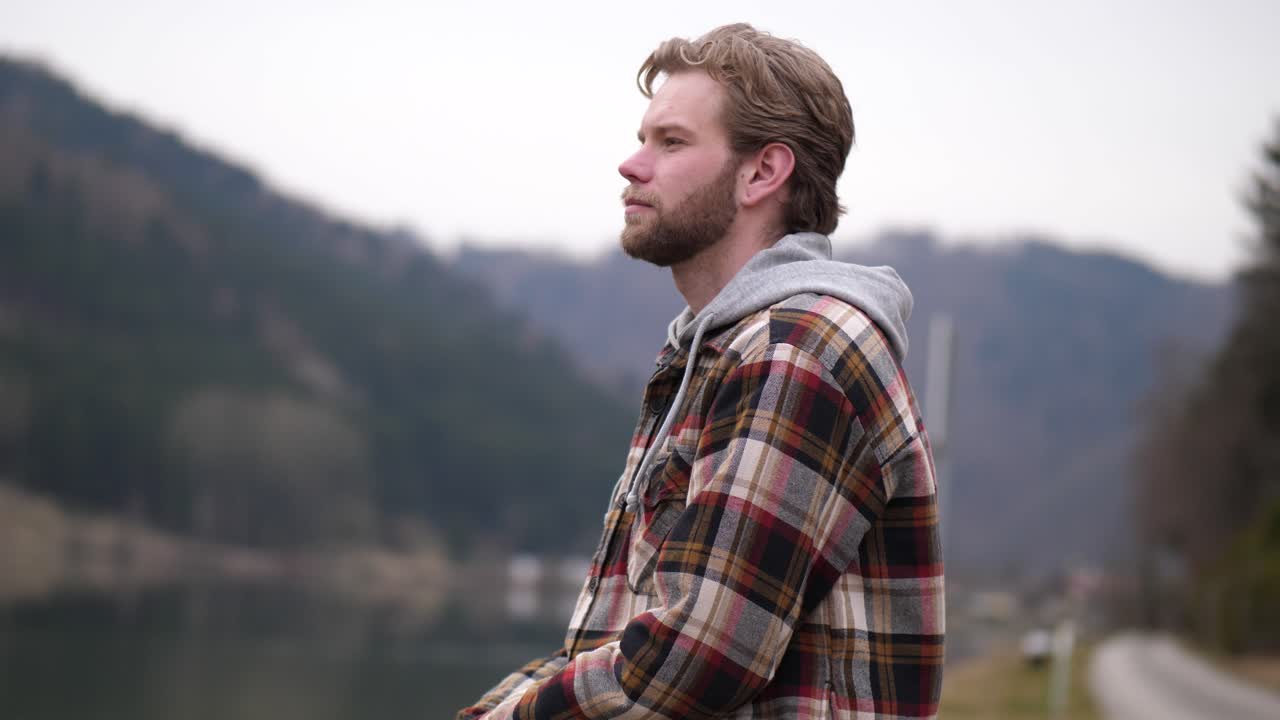 casualmente arroja una piedra en su mano