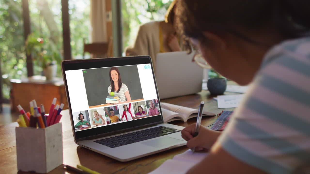 chica haciendo la tarea y teniendo una videoconferencia con el maestro y los compañeros de clase en la computadora portátil en casa