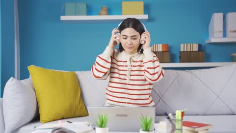 Positive-Junge-Frau,-Die-Zu-Hause-Musik-Hört-Und-Tanzt.