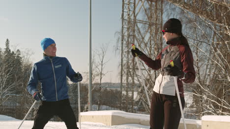 pareja disfrutando de esquí de fondo en la nieve