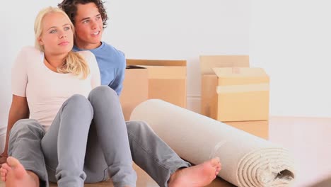 Happy-couple-sitting-on-the-ground