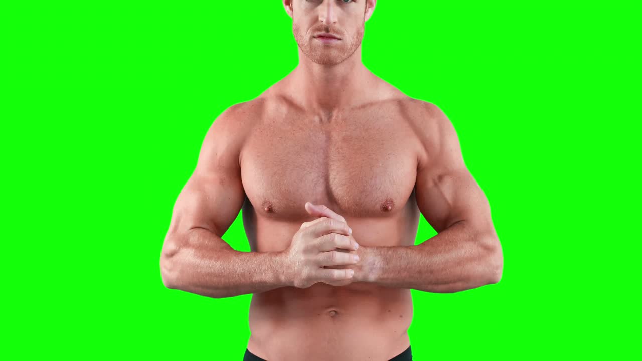 hombre musculoso posando para la cámara