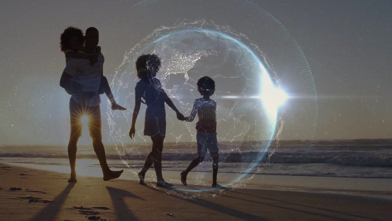 Família inspiradora de viagens caminhando na praia, pai carregando o filho, com um globo sobreposto ao grupo alinhado com o sol.