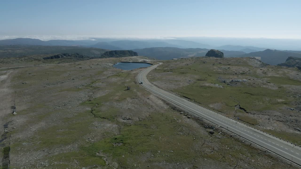 coche aislado conduciendo por carretera en serra da estrela, portugal