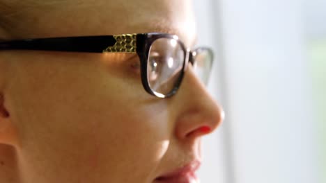 primer plano de una cliente probando gafas