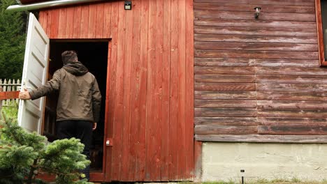 Ein-Mann-Kommt-Von-Außen-Und-Betritt-Das-Haus-Durch-Die-Hintertür