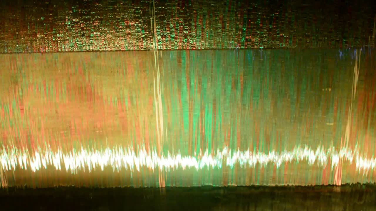 fuente de agua con iluminación en la noche