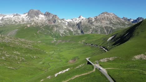 Wohnmobil-Fährt-Bergpass-In-Savoyen,-Französische-Alpen---Luftwagen-Folgt