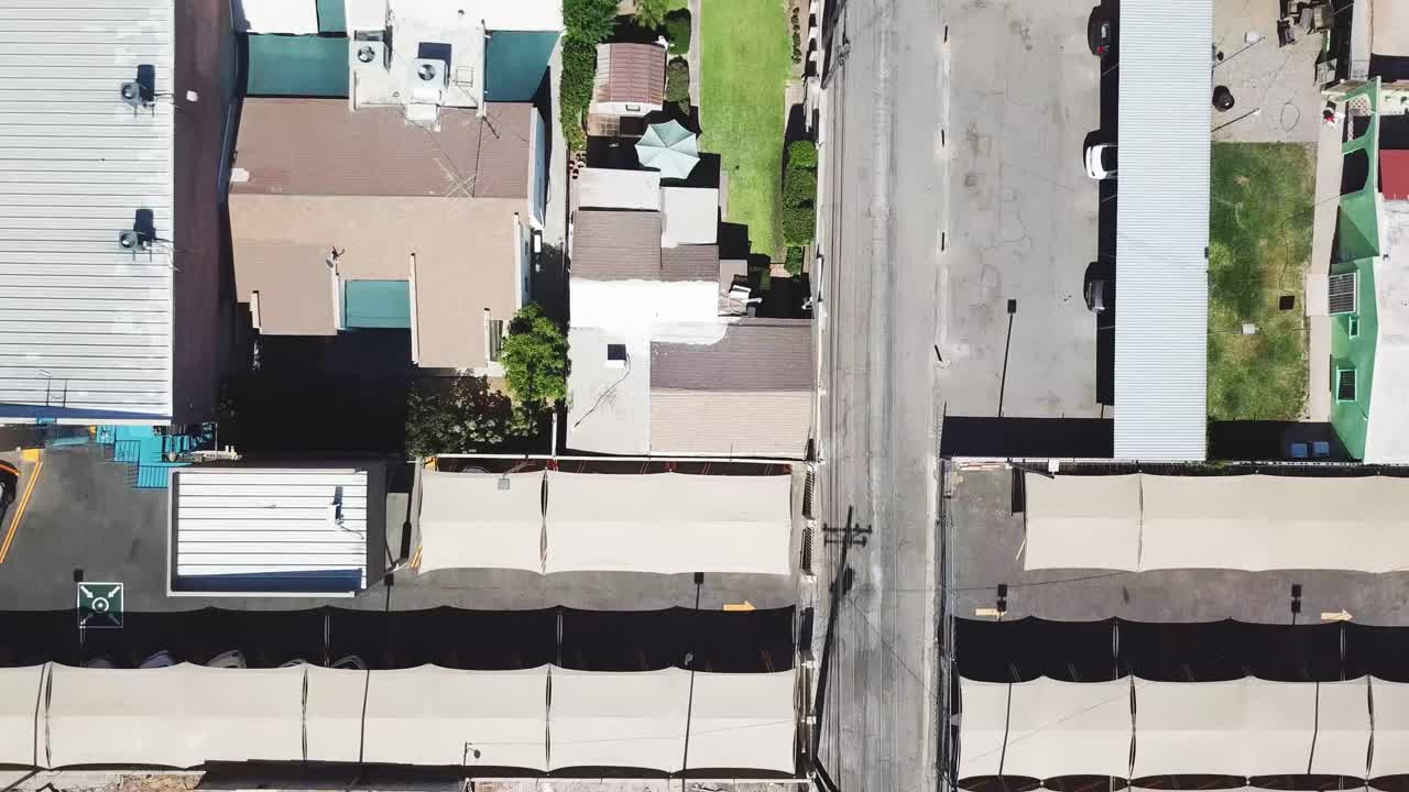 vista cenital desde un dron sobrevolando un barrio