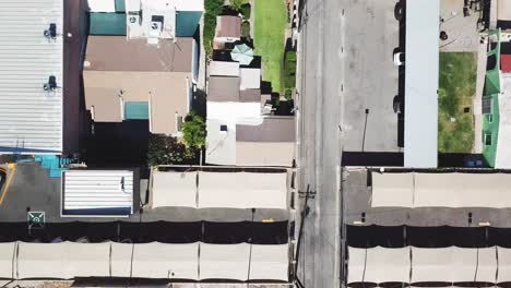 Vista-Cenital-Desde-Un-Dron-Sobrevolando-Un-Barrio