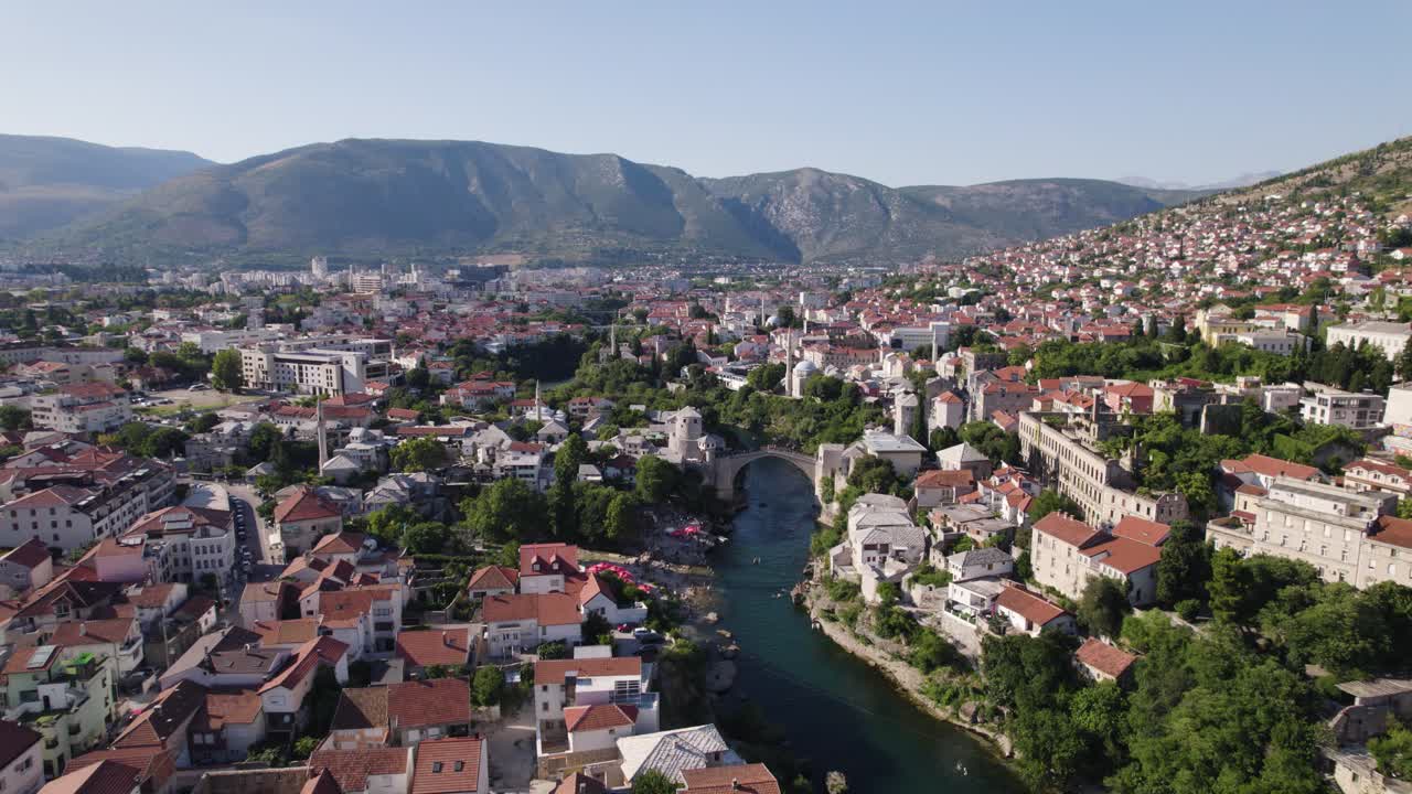 maravilloso fundador aérea de la ciudad histórica de mostar en bosnia y herzegovina
