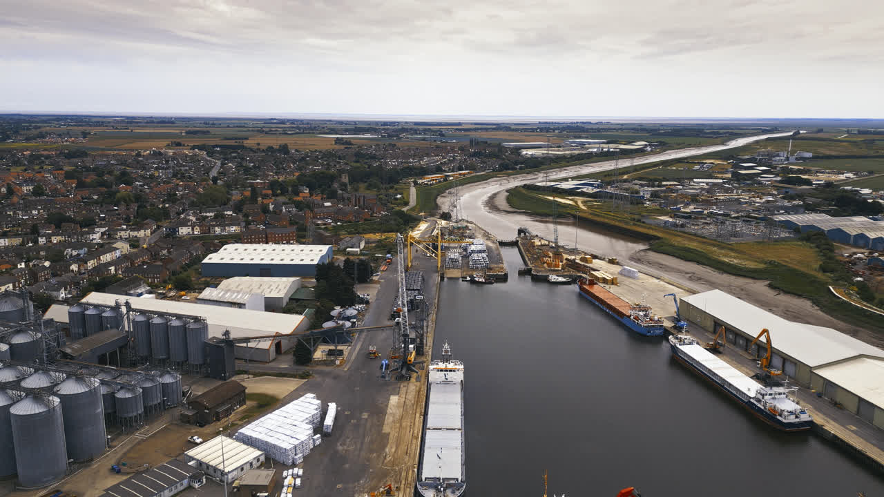 Atemberaubende Drohnen-Luftaufnahmen zeigen Boston, Lincolnshire: Hafen, Schiffe, St. Botolph Kirche, St. Botolphs Brücke.