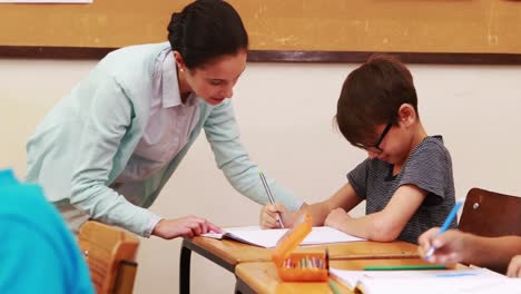 Lehrer-Hilft-Schüler-Im-Klassenzimmer