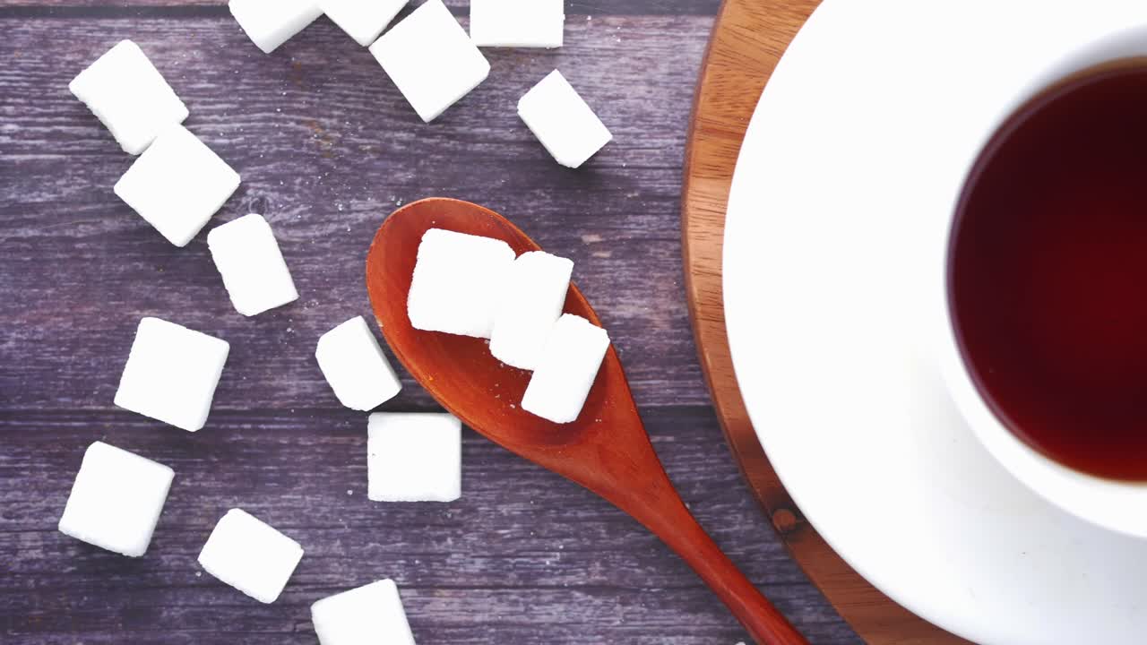 cubos de azúcar con té