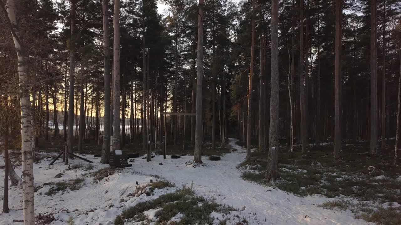 lago congelado en falun, suecia durante un frío invierno en diciembre, filmado con un dron