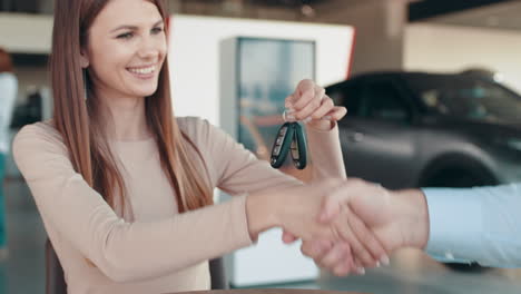 cliente feliz recibiendo las llaves del coche
