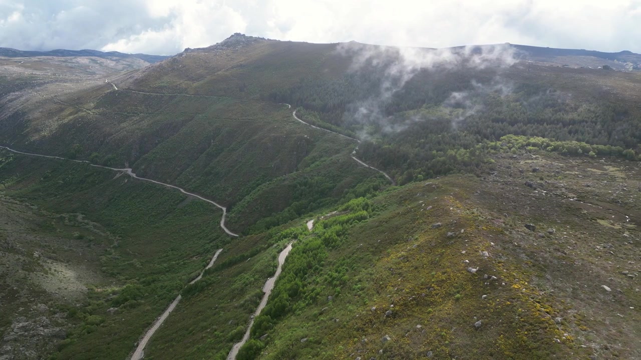Riprese aeree con drone della Serra da Estrela, Portogallo: cime montuose rocciose, bacini idrici e vasto paesaggio naturale sotto una luce chiara. Ideale per progetti di viaggio e natura