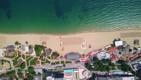 vista aérea de la playa y los hoteles en golden sands, zlatni piasaci. varna, bulgaria