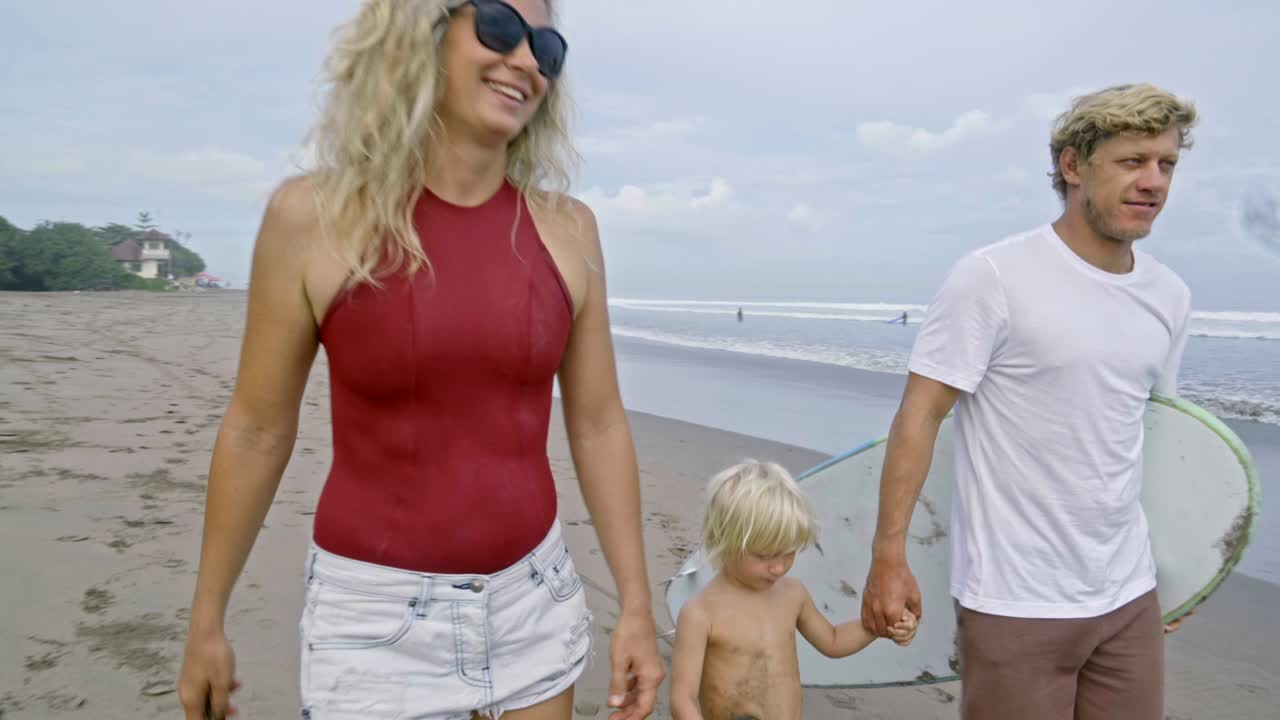 바다에서 서핑을 할 가족