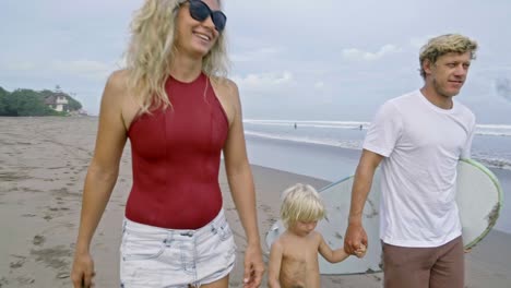 familia yendo a surfear en el océano