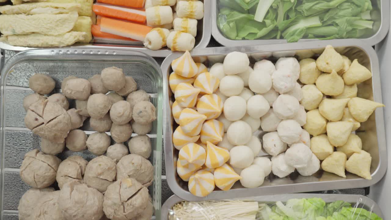 샤부-샤부 아시아 음식에 대한 금속 트레이에 있는 다양한 해산물 재료의 뷔페