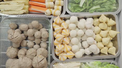 buffet varios ingredientes de mariscos en bandejas de metal para la comida asiática shabu-shabu