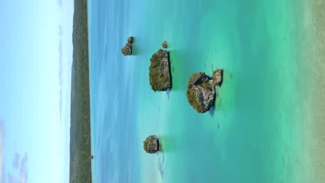 Paralaje-Aéreo-Vertical-De-Rocas-Flotantes-Famosas,-Upi-Bay,-Isla-De-Pinos