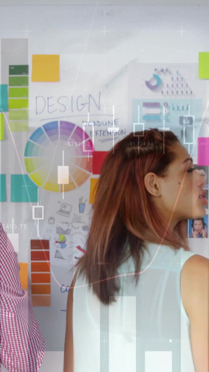Video verticale: Uomo che porge un campione di tessuto mentre una donna modifica il design, scegliendo i colori e con grafici che appaiono.