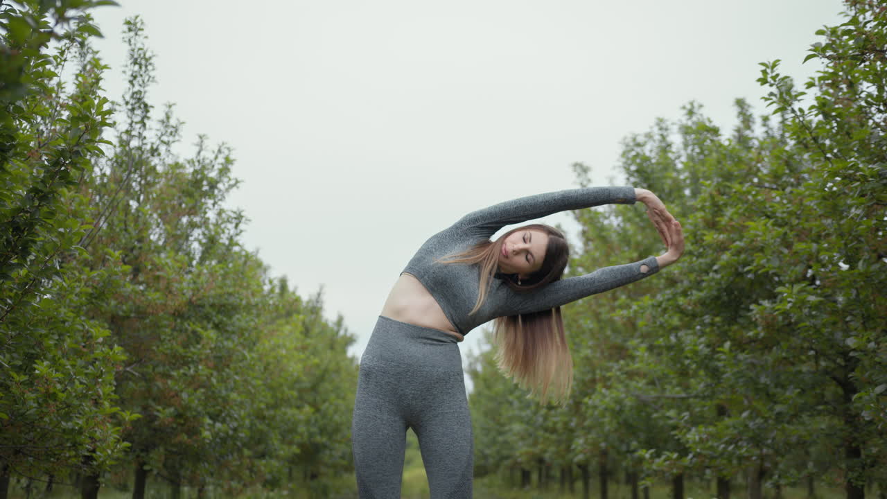 mujer estirándose en un huerto