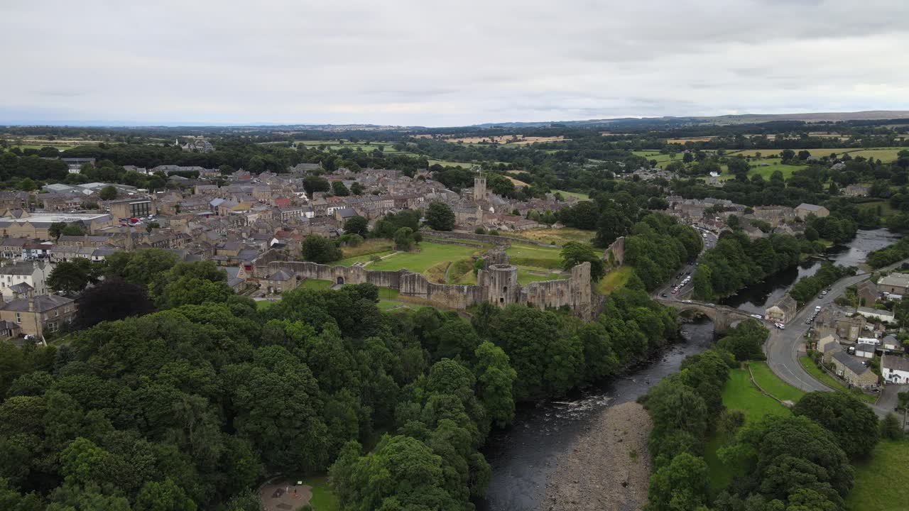 barnard castle market town en teesdale, condado de durham, reino unido drone push in metraje