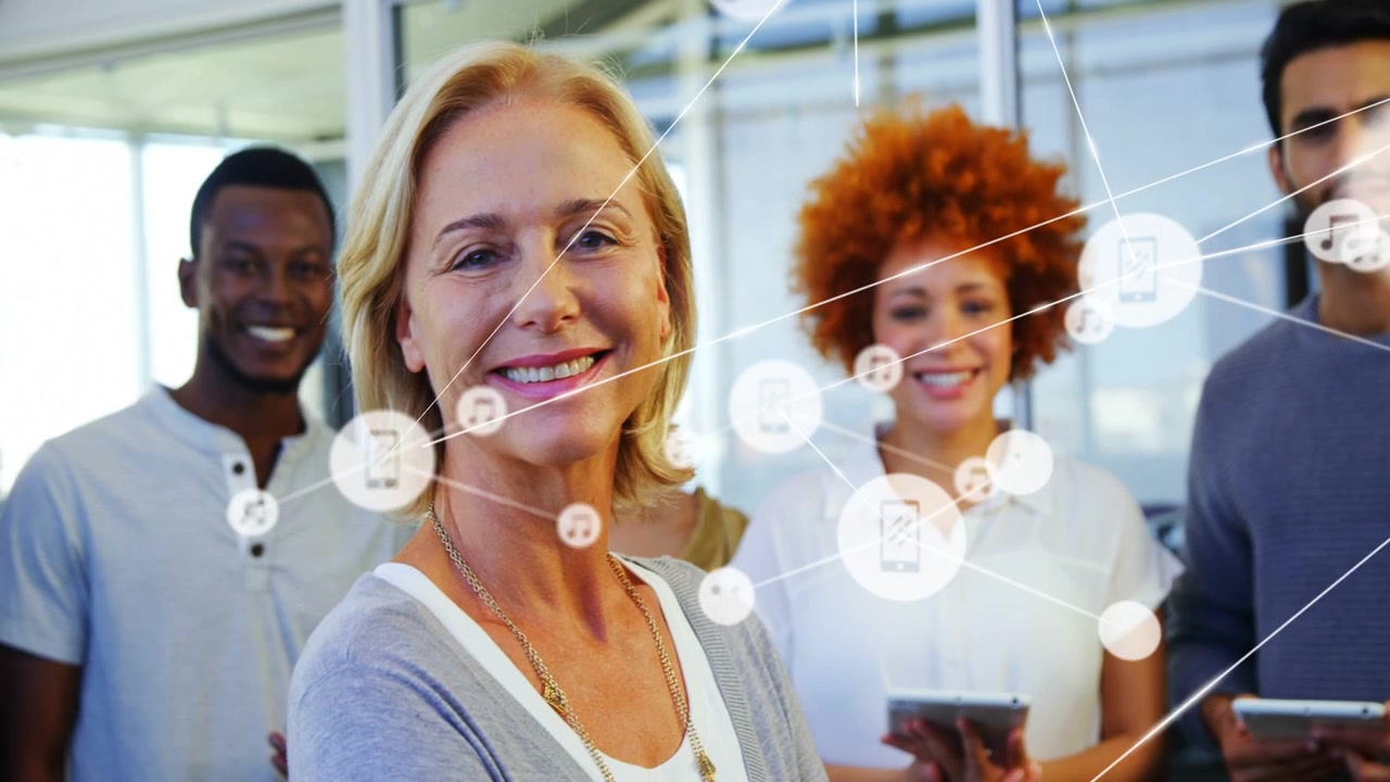 Donna leader che guida il team con telefoni in mano, con un'interfaccia tecnologica che appare da destra e mostra la connettività.