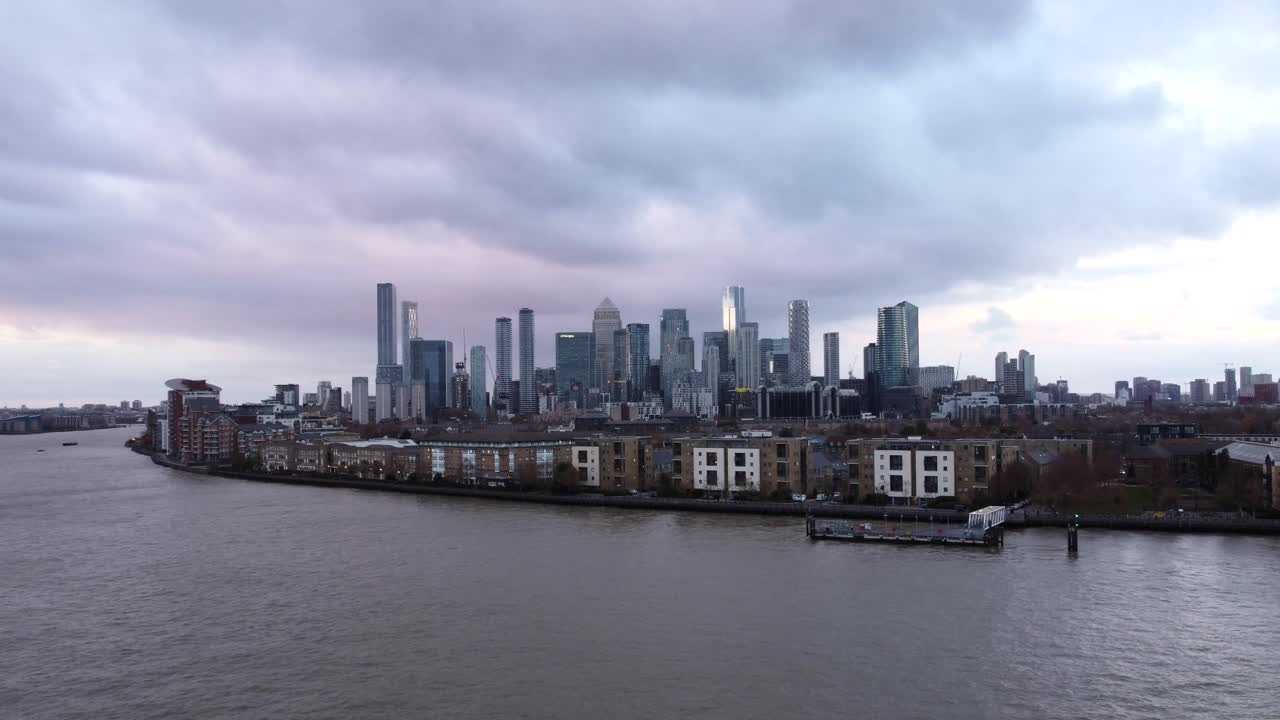런던 시 카나리 워프와 템스 강 공중 드론이 극적인 구름으로 촬영되었습니다.