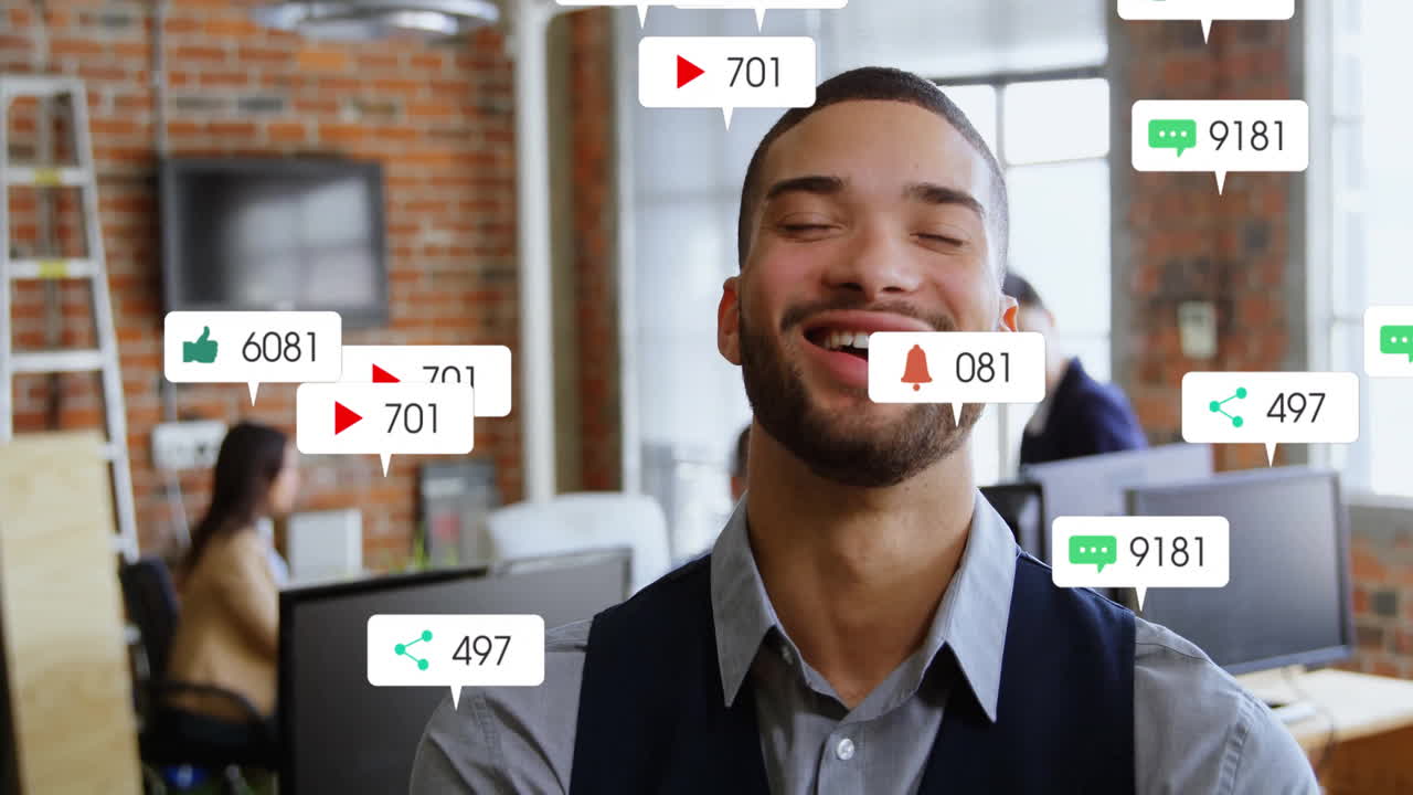 animación de iconos de las redes sociales con números sobre empresario biracial en el cargo
