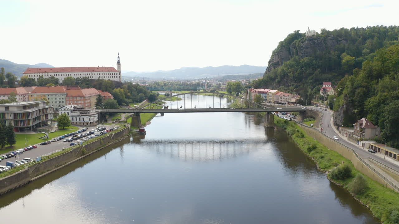 tráfico de coches en el puente tyršův que cruza el río elba en děčín en chequia