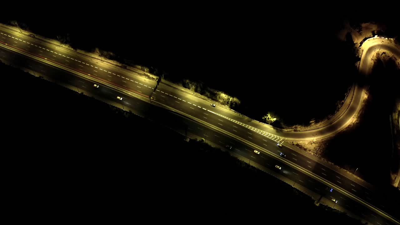 고속도로 곡선의 야간 항공 시각